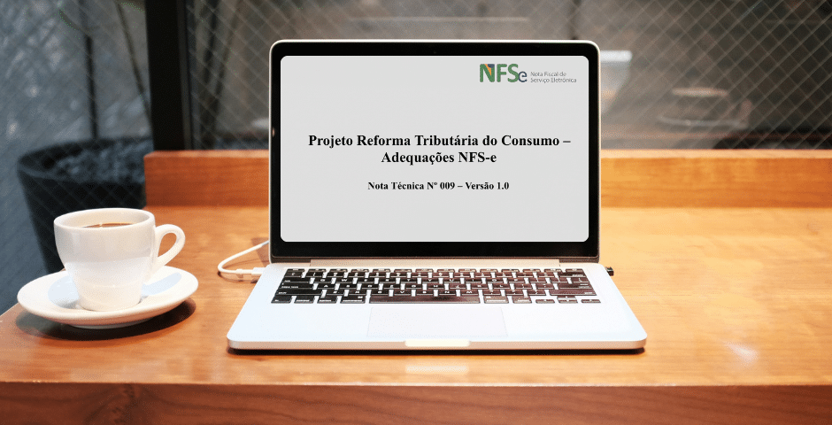Um laptop sobre uma mesa de madeira exibe um documento intitulado "Projeto Reforma Tributária do Consumo - Adequações NFS-e Nacional NT 009" com uma xícara de café ao lado.