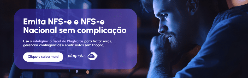 Um homem olha para a tela de um computador com código-fonte, analisando a Tabela de Indicadores da Operação. Um texto em português promove o PlugNotas para facilitar a emissão do NFS-e. Um botão exibe a mensagem “Clique e saiba mais!” em uma sobreposição roxa.