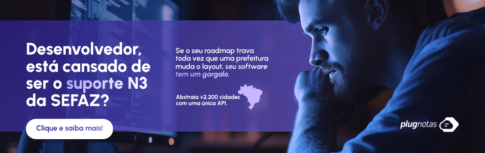 Um homem trabalha concentrado em um computador em uma sala escura. Um texto em português se dirige aos desenvolvedores sobre como simplificar o suporte ao SEFAZ N3 e destaca as últimas atualizações da Nota Técnica Reforma Tributária. Um mapa do Brasil e um botão de chamada à ação estão exibidos. O logotipo da PlugNotas aparece no canto.