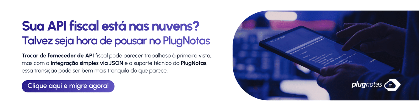 Banner com uma pessoa segurando um tablet e um texto promovendo o PlugNotas para migração de API, destacando a fácil integração com JSON em conformidade com o Programa Nacional de Conformidade. Um botão exibe a mensagem “Clique aqui e migre agora!”. O logotipo do PlugNotas está no canto inferior direito.