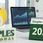 Mesa com o logotipo do Simples Nacional, um laptop exibindo gráficos financeiros e um calendário com a inscrição “Simples Nacional 2027”. Edifícios da cidade são visíveis pela janela ao fundo, destacando o planejamento e a estratégia para o Simples Nacional em 2027.