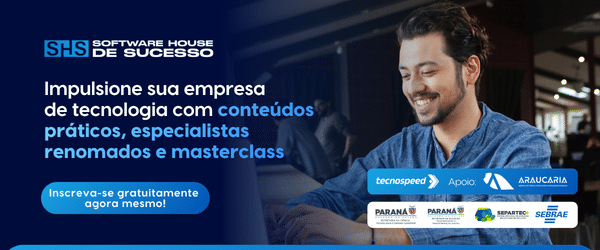 Homem sorridente usando um laptop. Um texto em português convida proprietários de empresas de tecnologia a participar de um treinamento gratuito com especialistas renomados e masterclasses sobre gestão para empresas de TI em contextos de AI Native. Os logotipos das organizações patrocinadoras estão visíveis na parte inferior.